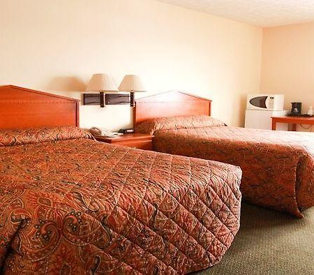 Commodore Perry Inn & Suites Port Clinton Room photo