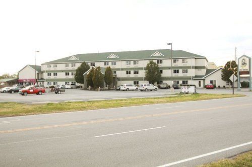 Commodore Perry Inn & Suites Port Clinton Exterior photo